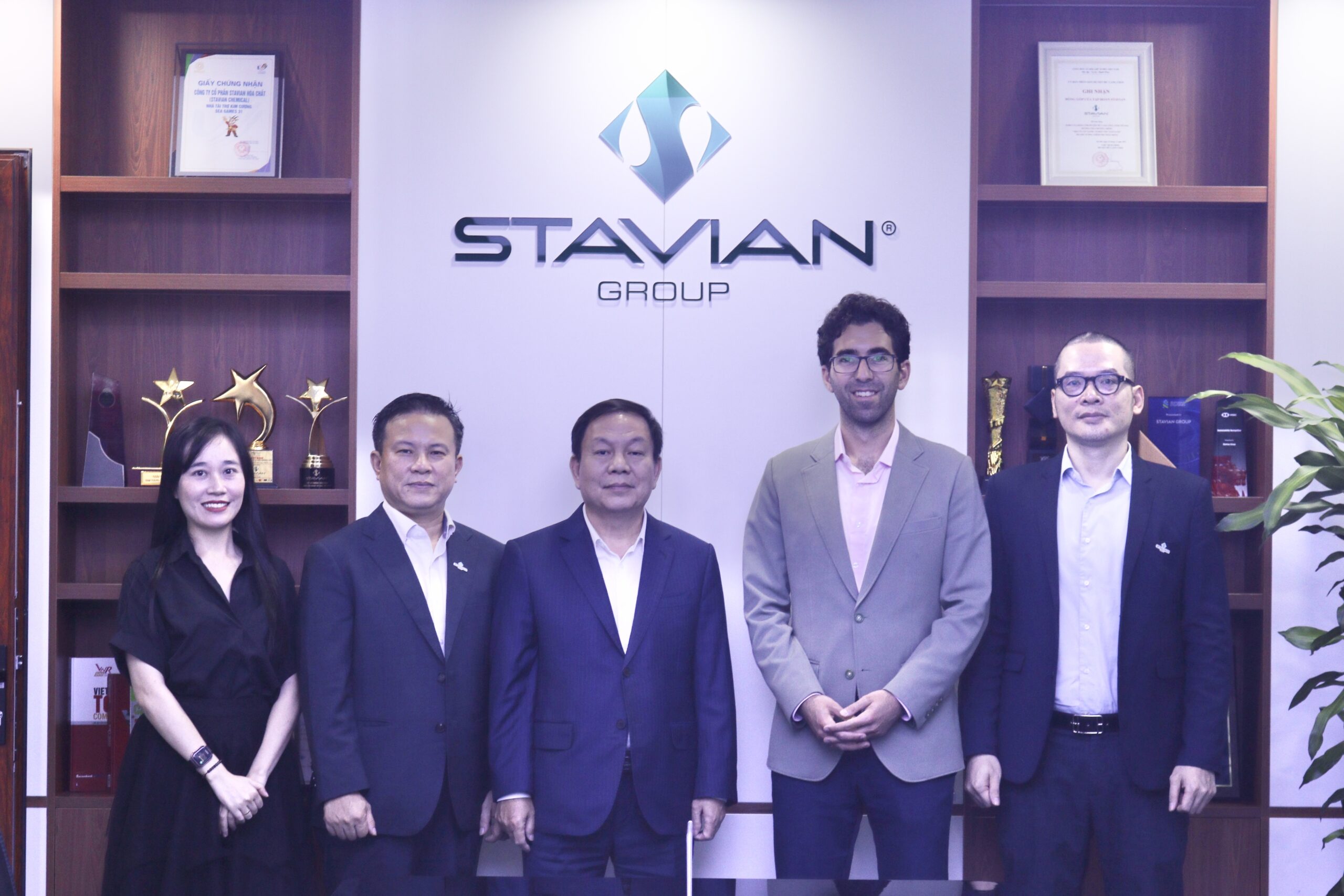 Tập đoàn Stavian trao đổi với chuyên gia RAND về phát triển hạ tầng siêu trí tuệ và hợp tác công nghệ Việt Nam – Hoa Kỳ 4 Dai dien Tap doan Stavian va doan chuyen gia RAND trao doi ve phat trien ha tang SI va co hoi hop tac cong nghe Viet Nam – Hoa Ky scaled Tập đoàn Stavian trao đổi với chuyên gia RAND về phát triển hạ tầng siêu trí tuệ và hợp tác công nghệ Việt Nam – Hoa Kỳ