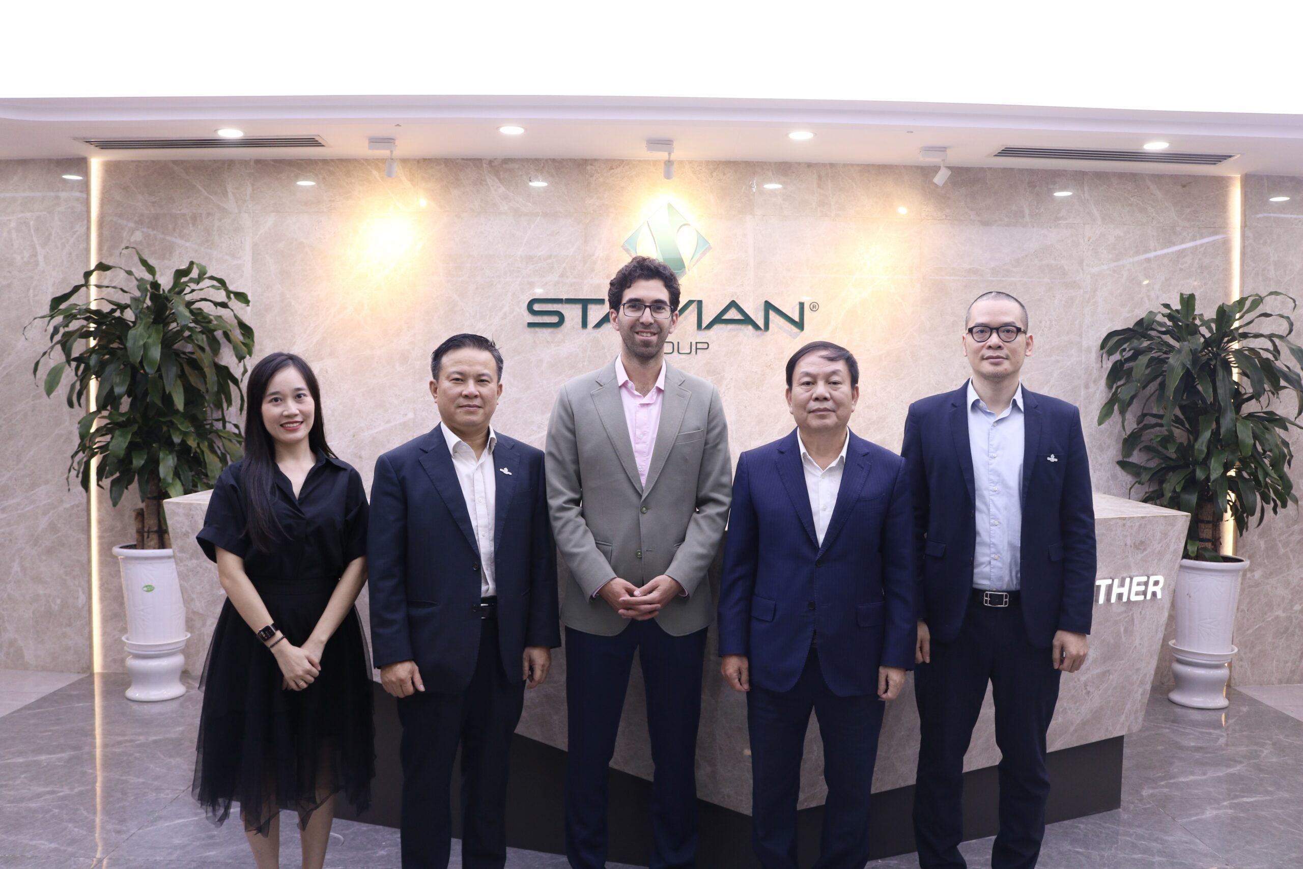 Tập đoàn Stavian trao đổi với chuyên gia RAND về phát triển hạ tầng siêu trí tuệ và hợp tác công nghệ Việt Nam – Hoa Kỳ 3 TS. Jared Mondschein thu ba tu phai sang cung dai dien Tap doan Stavian tai buoi lam viec scaled Tập đoàn Stavian trao đổi với chuyên gia RAND về phát triển hạ tầng siêu trí tuệ và hợp tác công nghệ Việt Nam – Hoa Kỳ