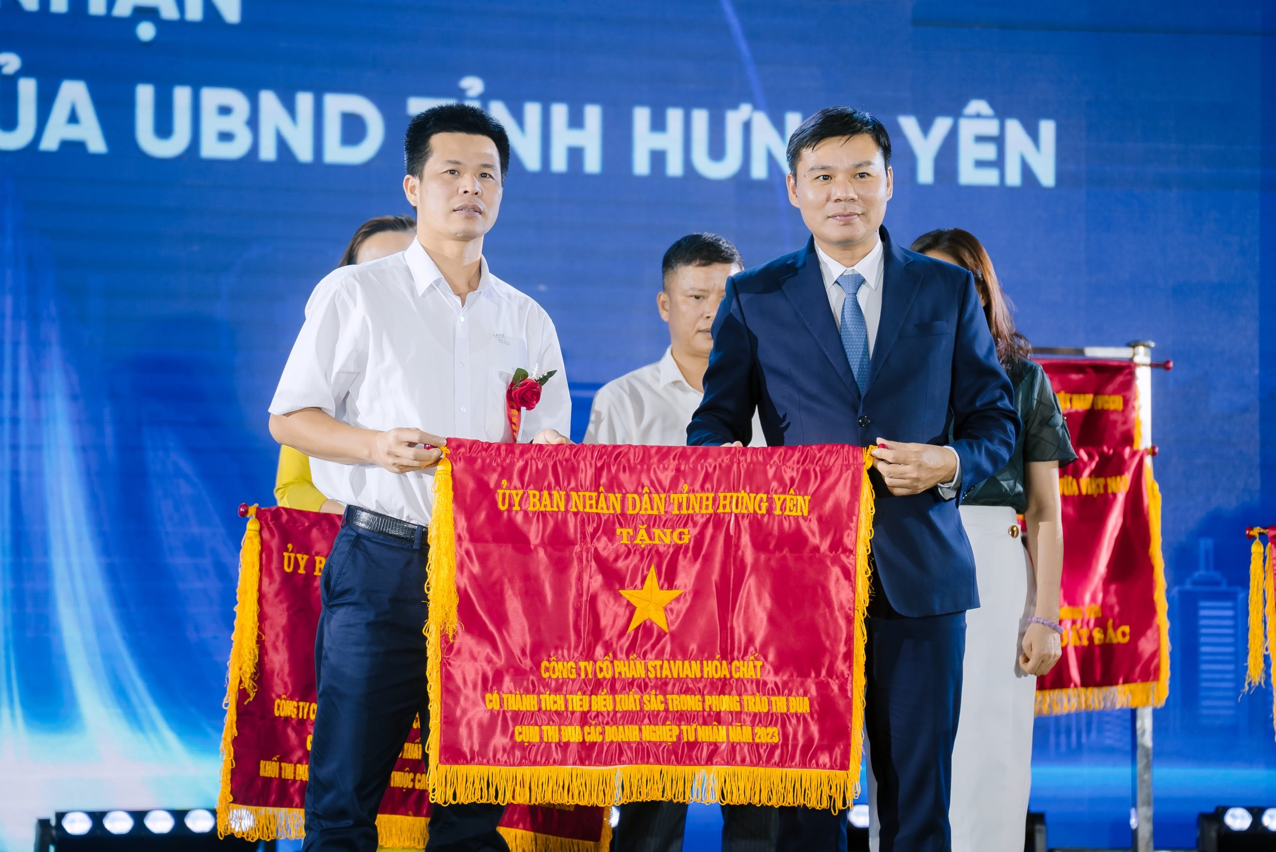 Stavian Hóa chất vinh dự nhận Cờ thi đua của UBND Tỉnh Hưng Yên trao tặng